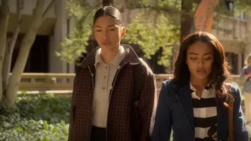 Chaqueta Paul Smith Plaid Full Zip usada por Zaara Ali (Tara Raani) como se ve en grown-ish (S06E17)