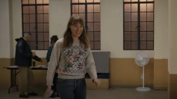 Eddie Bauer Knit­ted Wool Sweater worn by Jessica (Caitlin Reilly) as seen in Hacks (S03E03)