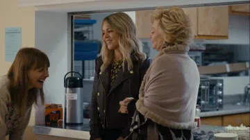 Veste de l’Agence Billie portée par DJ (Kaitlin Olson) comme on le voit dans Hacks (S03E03)