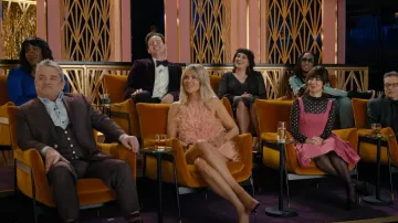 Vestido de culto de Gaia Shannon usado por DJ (Kaitlin Olson) como se ve en Hacks (T03E03)