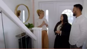 Mango Pleat­ed Mi­di Skirt worn by Stacey Solomon as seen in Stacey Solomon's Renovation Rescue (S01E05)