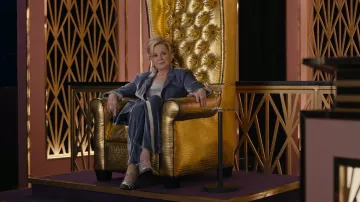 Cinq à Sept Shirley Velvet Pants usado por Deborah Vance (Jean Smart) como se ve en Hacks (T03E03)