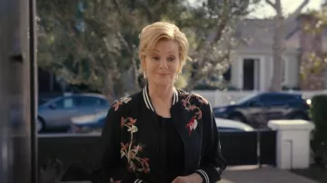 Alice + Olviia Lila Chaqueta usada por Deborah Vance (Jean Smart) como se ve en Hacks (S03E03)