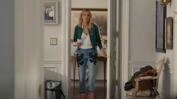 Débardeur débardeur Frame V Neck Satin Lounge porté par DJ (Kaitlin Olson) comme on le voit dans Hacks (S03E03)