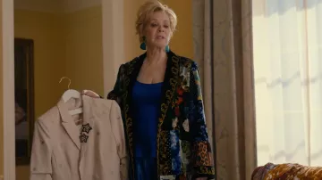 Alice + Olivia Eilene Veste en velours à nouer à la taille portée par Deborah Vance (Jean Smart) comme on le voit dans Hacks (S03E04)