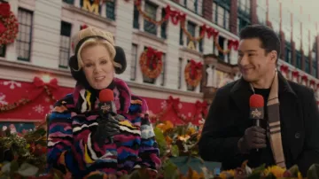 Chaqueta con capucha de felpa de Desigual usada por Deborah Vance (Jean Smart) como se ve en Hacks (T03E04)