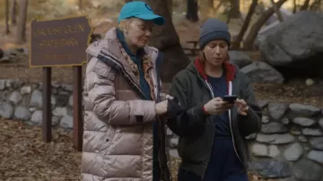 Karl Lagerfeld Paris Chaqueta con capucha con cinturón usada por Deborah Vance (Jean Smart) como se ve en Hacks (S03E05)