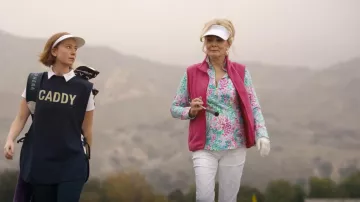 Lilly Pulitzer Niccola Mesh Panel 1/2 Zip porté par Deborah Vance (Jean Smart) comme on le voit dans Hacks (S03E06)