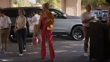 Cinq à Sept Karis Pants usados por Deborah Vance (Jean Smart) como se ve en Hacks (T03E06)