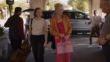Camisola de satén de seda Cinq à Sept Marta usada por Deborah Vance (Jean Smart) como se ve en Hacks (T03E06)
