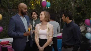 Top à rayures en soie Prada porté par Ava (Hannah Einbinder) comme on le voit dans Hacks (S03E06)