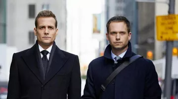 The long coat worn by Harvey Specter (Gabriel Macht) in the series Suits, lawyers made to measure (Season 6)