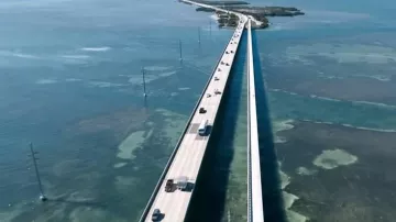 El Puente de las Siete Millas en los Cayos de Florida Cruzado en autobús por Dalton (Jake Gyllenhaal) en el lugar de la película Road House