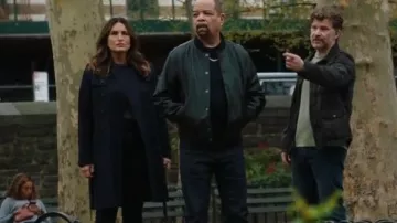 Burberry Kensington Heritage Trench-coat porté par la détective Olivia Benson (Mariska Hargitay) tel qu’on le voit dans Law & Order : Special Victims Unit (S25E12)