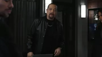Blouson aviateur en cuir boutonné Burberry porté par le détective Odafin 'Fin' Tutuola (Ice-T) tel qu’on le voit dans Law & Order : Special Victims Unit (S25E12)