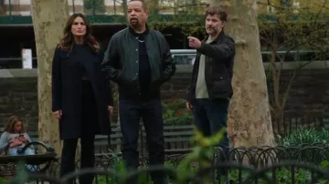 Jean skinny évasé Reiss Black Beau High Rise porté par la détective Olivia Benson (Mariska Hargitay) comme on le voit dans Law & Order : Special Victims Unit (S25E12)