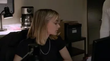 Haut à col montant à manches courtes Anne Klein porté par Josephine Petrovic (Bojana Novakovic) tel qu’on le voit dans Chicago P.D. (S11E12)