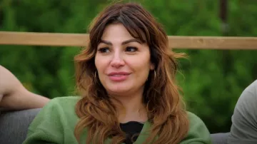 Cárdigan de gran tamaño con bolsillos en verde de Asos Design usado por Barby como se ve en MILF Manor (S02E03)