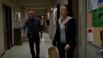 Veronica Beard Hooded Dickey porté par Kim Burgess (Marina Squerciati) tel qu’on le voit dans Chicago P.D. (S11E12)