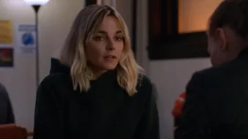 Sudadera con capucha de gran tamaño Skims usada por Josephine Petrovic (Bojana Novakovic) vista en Chicago P.D. (S11E12)