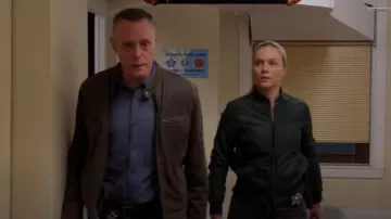 Chaqueta de cuero desgastado marrón Bonneville Cafe Racer de Lucky Brand usada por Hank Voight (Jason Beghe) como se ve en Chicago P.D. (S11E12)