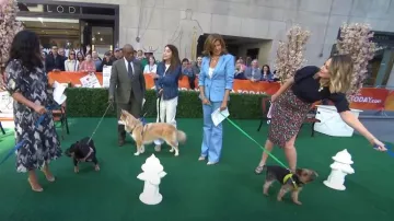 Falda midi pictórica fruncida de Carolina Herrera usada por Savannah Guthrie como se ve en Today el 20 de mayo de 2024