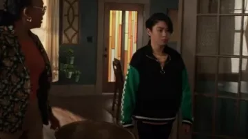 Suéter recortado Forever 21 O Ring 1/4 Zip usado por Nico (Cora Lu Tran) como se ve en Will Trent (T02E10)