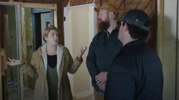 Parka utilitaria con capucha Gap usada por Erin Napier vista en Home Town (T08E19)