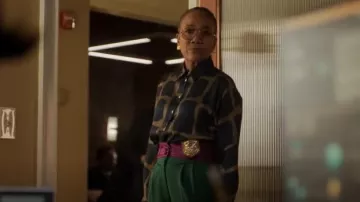 Mango Wom­en's Print­ed Long Shirt worn by Amanda Wagner (Sonja Sohn) as seen in Will Trent (S02E10)