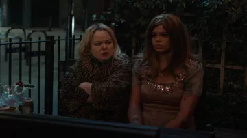 Abrigo formal con estampado animal de Asos Design en marrón usado por Maggie (Nicola Coughlan) como se ve en Big Mood (T01E02)