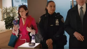 The Fold London Belstone Coat Cerise Pink Wool Cashmere usado por Elsbeth Tascioni (Carrie Preston) como se ve en Elsbeth (S01E09)