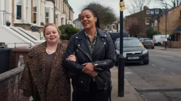 Chaqueta motera de cuero real premium de gran tamaño de Asos Design en negro usada por Eddie (Lydia West) como se ve en Big Mood (T01E03)