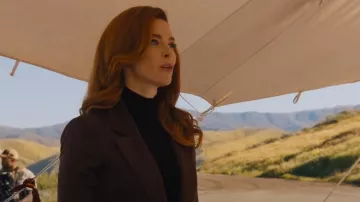 Alice + Olivia Denny Blazer en satin-crêpe porté par Monica Stevens (Bridget Regan) comme on le voit dans The Rookie (S06E10)