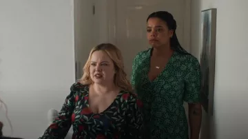 Robe à manches longues à col en V boutonnée Monki en Multi portée par Maggie (Nicola Coughlan) comme on le voit dans Big Mood (S01E04)