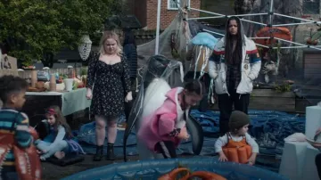 Bota Leonore Chelsea 2976 para mujer de Dr. Martens usada por Maggie (Nicola Coughlan) como se ve en Big Mood (S01E05)