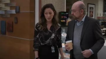 Blusa de seda L'Agence Tyler usada por la Dra. Audrey Lim (Christina Chang) como se ve en The Good Doctor (T07E08)