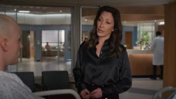 Camisa delgada a rayas para mujer Vince usada por la Dra. Audrey Lim (Christina Chang) como se ve en The Good Doctor (T07E09)