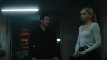 Skims Essential Long Sleeve Scoop Neck Bodysuit Light Desert worn by Special Agent Nina Chase (Shantel VanSanten) as seen in FBI: Most Wanted (S05E12)