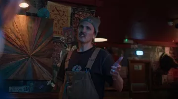 T-shirt à manches courtes Dickies Beavertown porté par Klent (Eamon Farren) comme on le voit dans Big Mood (S01E05)