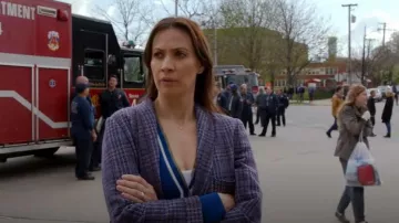 El gran abrigo de piel sintética con estampado a cuadros usado por como se ve en Chicago Fire (S12E12)