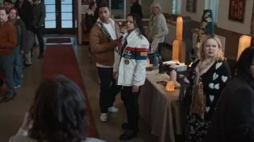 Cardigan noir et blanc Anthropologie Maeve Halley Hearts porté par Maggie (Nicola Coughlan) comme on le voit dans Big Mood (S01E05)