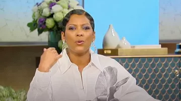 Alexander McQueen Vestido camisero midi con cinturón de popelina con estampado de orquídeas usado por Tamron Hall como se ve en Tamron Hall Show el 17 de mayo de 2024