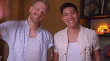 Camisa floral bordada de manga corta Topman usada por Mark Hoying como se ve en Tamron Hall Show el 21 de mayo de 2024