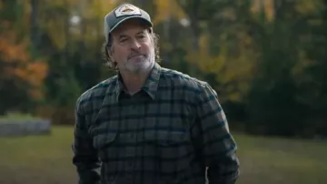 Chemise de guide de l’Alaska de Filson portée par Andrew Mathews (Allan Hawco) comme on le voit dans Sullivan’s Crossing (S02E06)