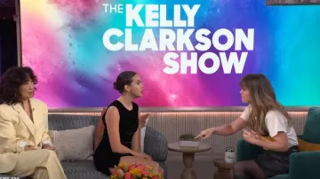 T-shirt Madeworn Rock Ramones Hey Ho porté par Kelly Clarkson tel que vu dans The Kelly Clarkson Show le 18 mai 2024