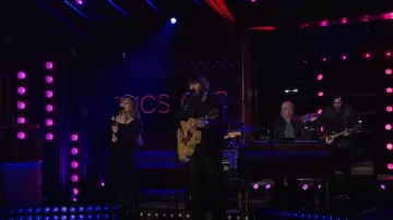 Robe pull à une épaule Line & Dot Sylvie portée par Kelly Clarkson vue dans The Kelly Clarkson Show le 20 mai 2024