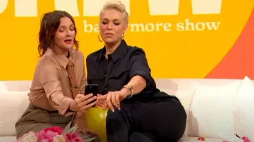 Camisa Gabriela Hearst Etlin en sarga de lana virgen camel en color camel usada por Drew Barrymore como se ve en The Drew Barrymore Show el 21 de mayo de 2024