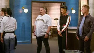 Alice + Olivia Barton Veste universitaire courte en cuir portée par Kristen Kish comme on le voit dans Top Chef (S21E07)