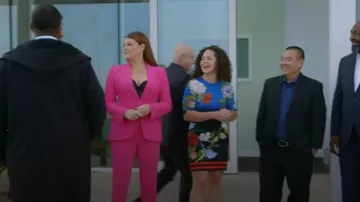 Blazer de botonadura sencilla a medida de Alexander McQueen usado por Gail Simmons como se ve en Top Chef (T21E08)