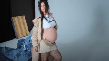 Trench-coat Boohoo Multiway porté par Kourtney Kardashian vu dans The Kardashians (S05E01)